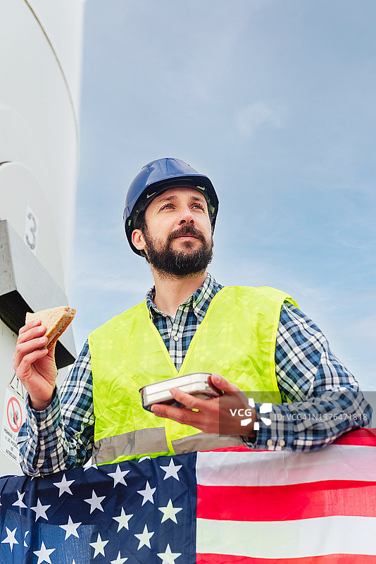 风力发电场工人午休图片素材