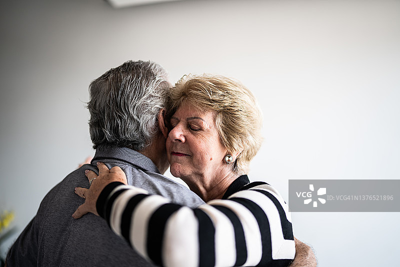 老年夫妇在家跳华尔兹图片素材