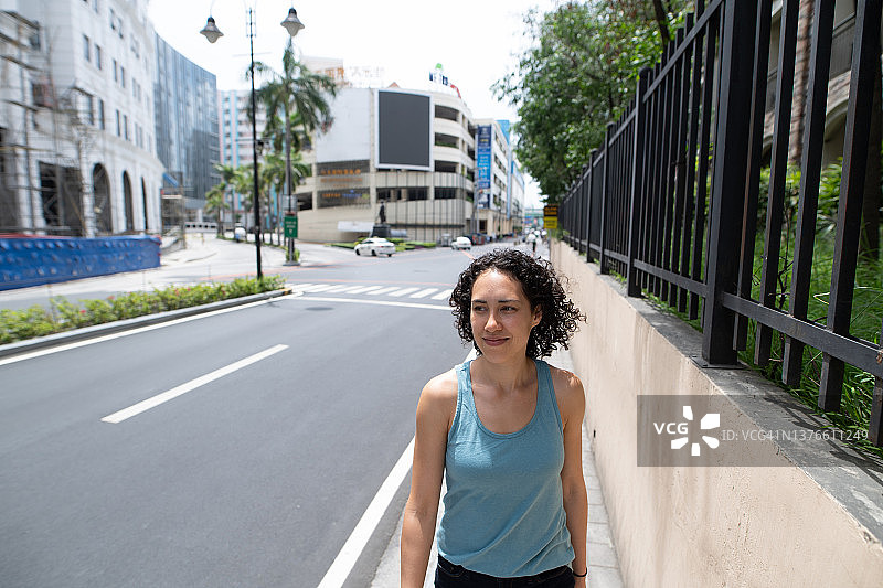 疫情期间走在空旷城市街道上的女人图片素材