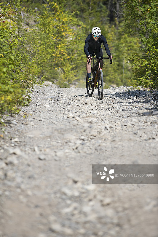 砾石自行车下坡骑行图片素材