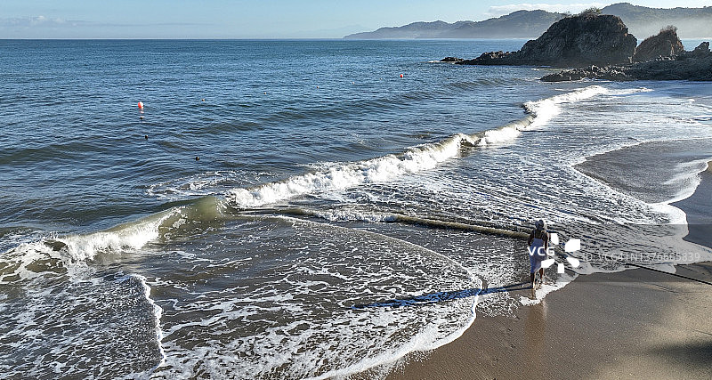 漫步沙滩的女子航拍图片素材