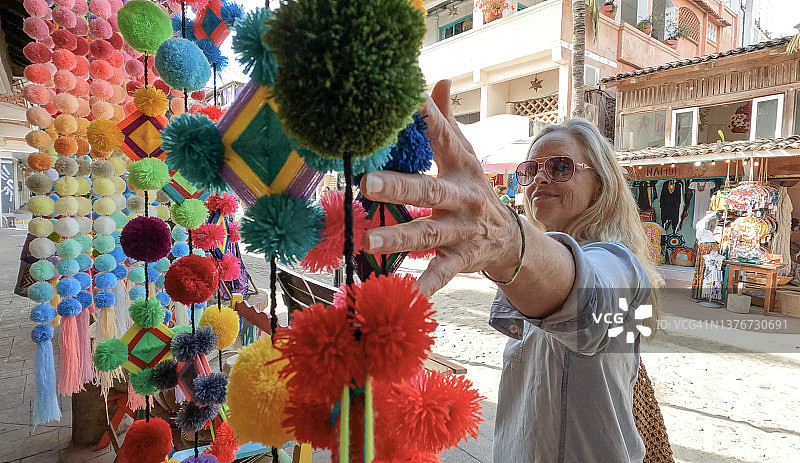 中年妇女在户外市场购物图片素材
