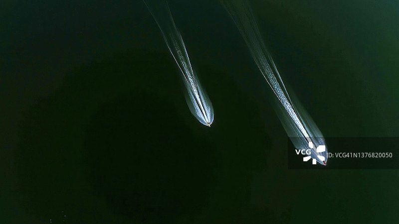 埃帕洛克湖上的摩托艇图片素材