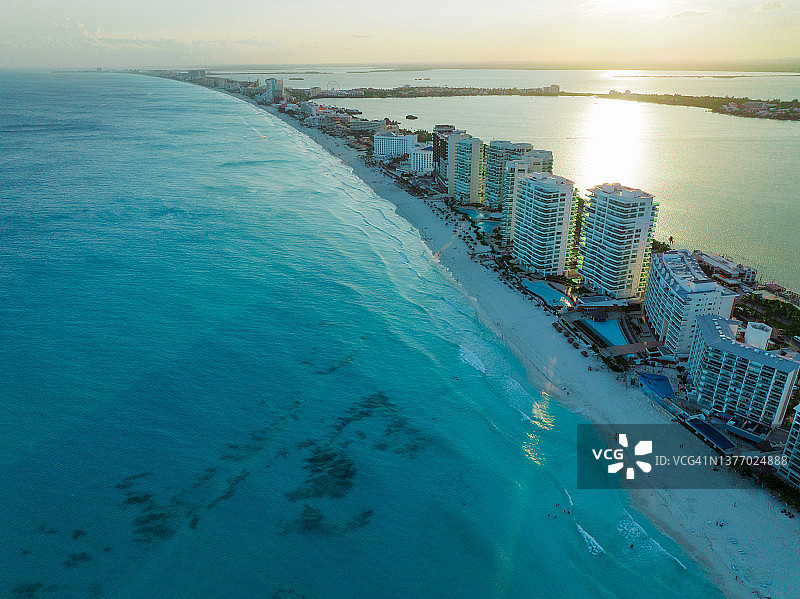 日落时坎昆酒店区航拍图片素材