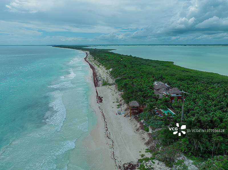 夕阳下的西安卡安生物圈保护区海滩航拍图片素材