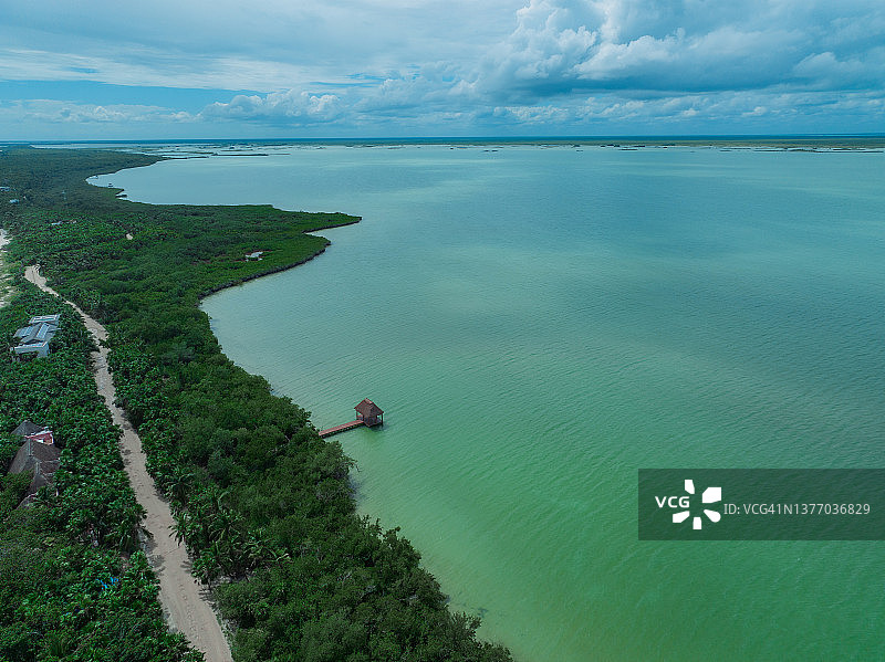 夕阳下的西安卡安生物圈保护区海滩航拍图片素材