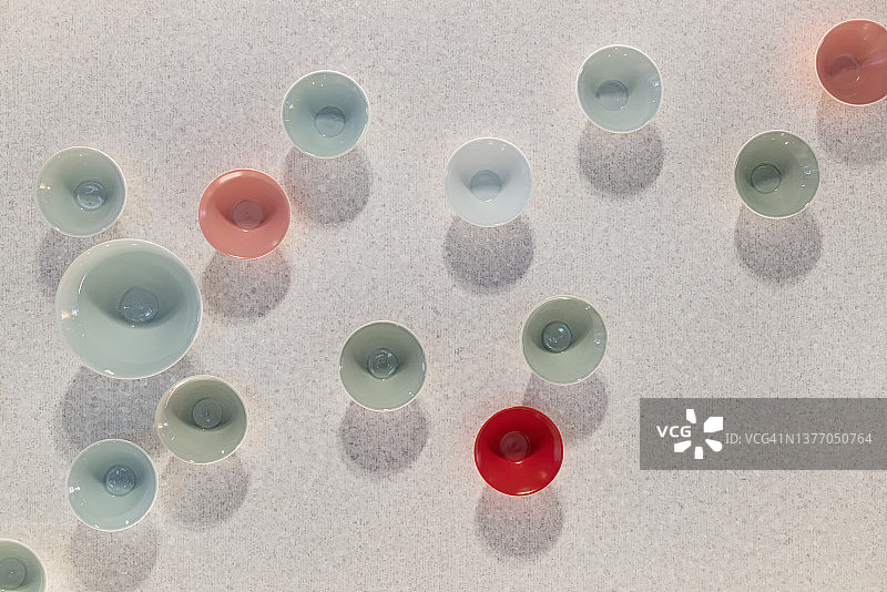 白色背景上的彩色碗俯视图图片素材