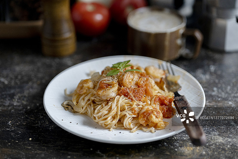 家常菜：鲜虾番茄烤面图片素材