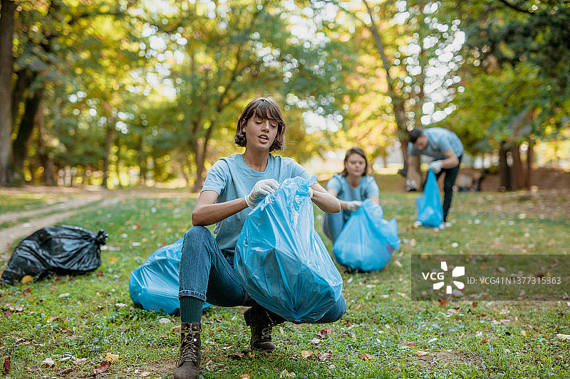 装满的垃圾袋图片素材