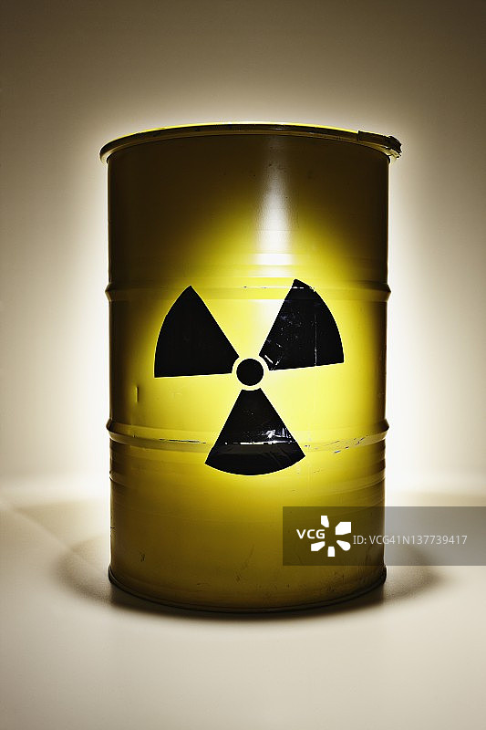带有辐射警告标志的金属桶的影棚拍摄图片素材