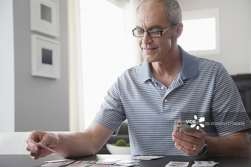 中年男人玩纸牌图片素材