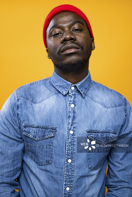 在专业工作室摆姿势的英俊非裔美国男模肖像照图片素材