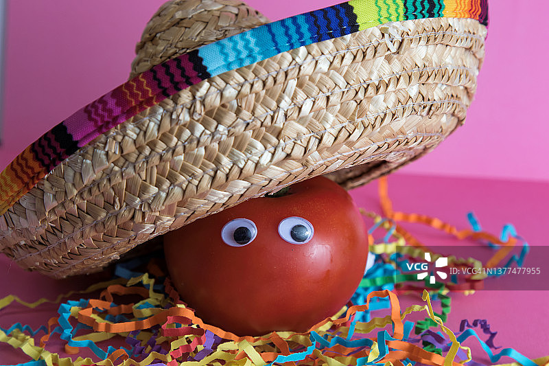 用热番茄和墨西哥帽庆祝墨西哥五月五日节图片素材