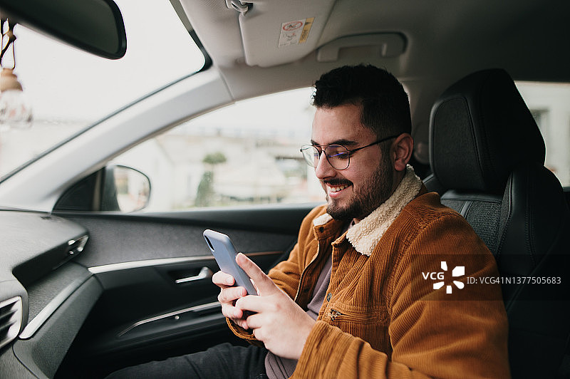 在车里打电话的年轻男人图片素材