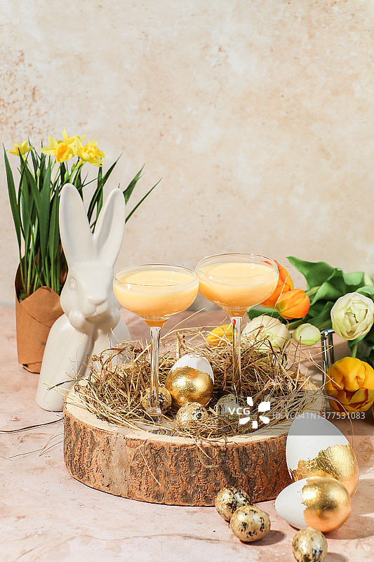 复活节郁金香奶油蛋黄酒饮品图片素材