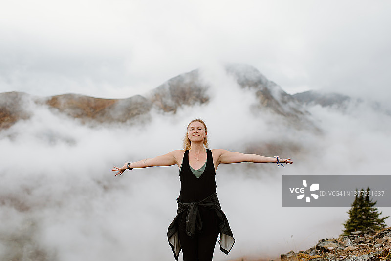 加拿大怀特霍斯：雾景中伸开双臂的女子肖像图片素材