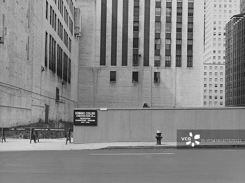 建筑物附近的建筑工地图片素材