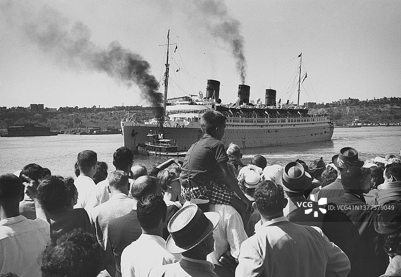 等待船只到达的人群图片素材