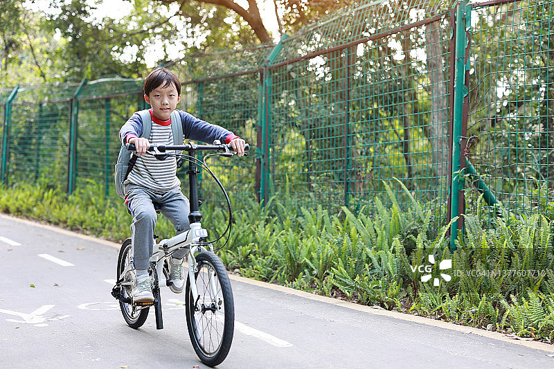 小男孩骑自行车图片素材