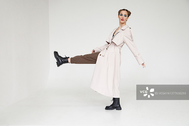 在工作室化着彩色妆容，穿着时髦服装的时尚女性图片素材