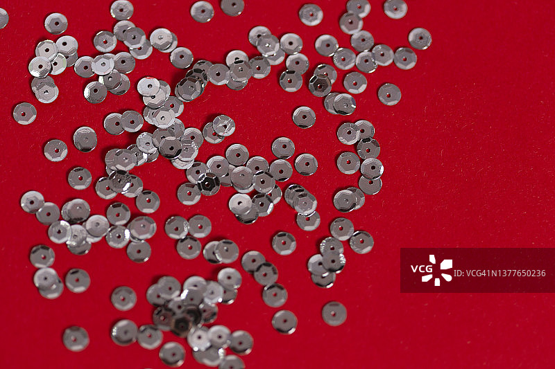 红色背景上的亮片 - 微塑料图片素材