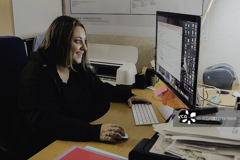 在电脑前工作的女人图片素材