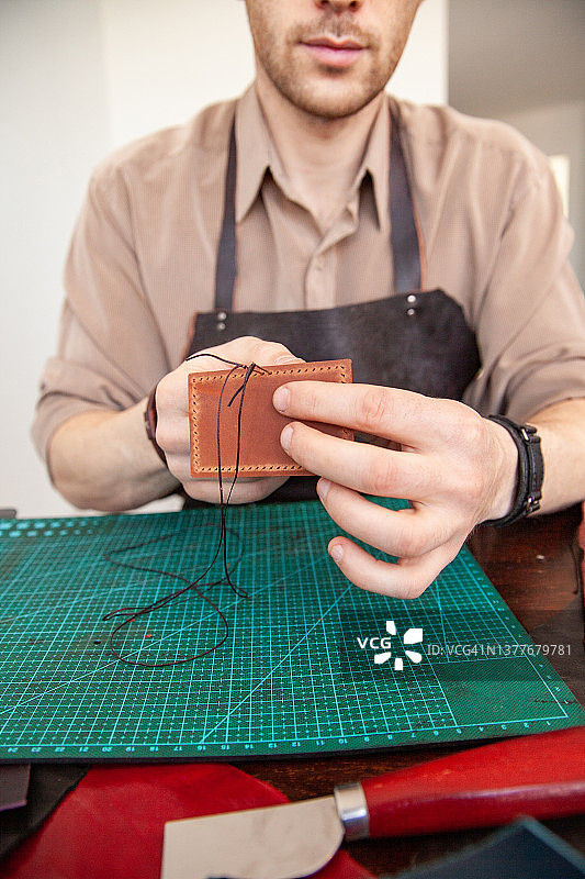 工匠在家工作室制作皮革图片素材