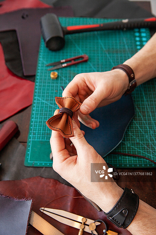 工匠在工作室制作皮革配件图片素材