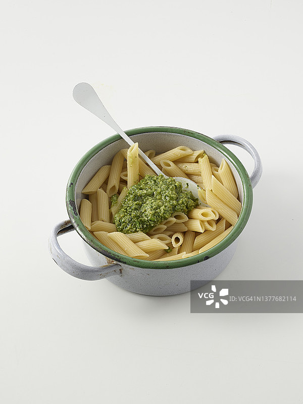 意面和自制香蒜酱图片素材