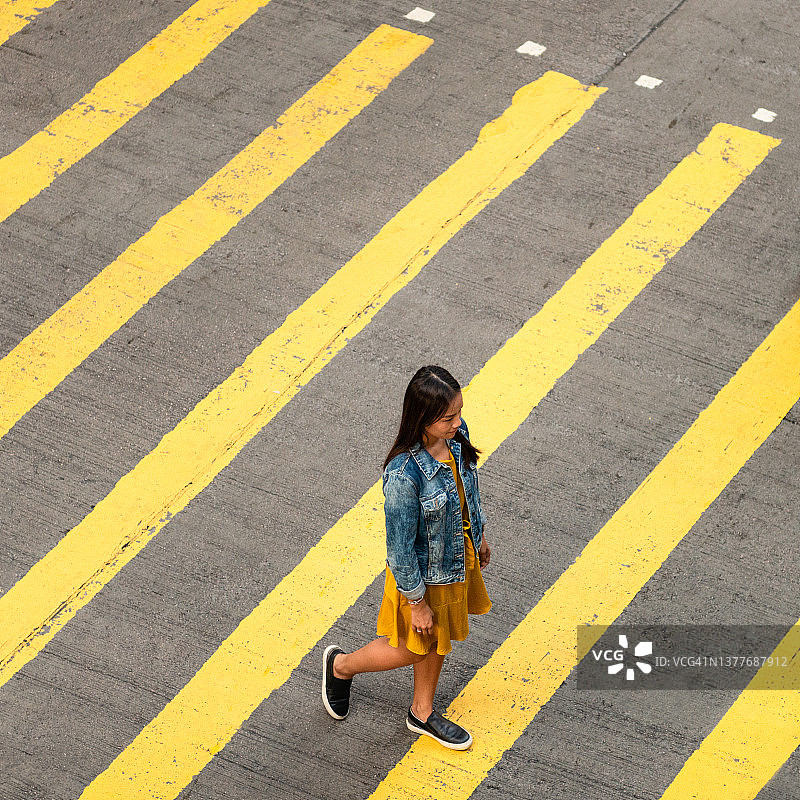 独自过马路图片素材