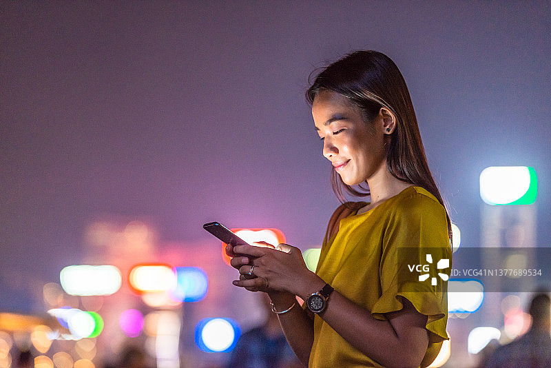 夜晚发送消息图片素材