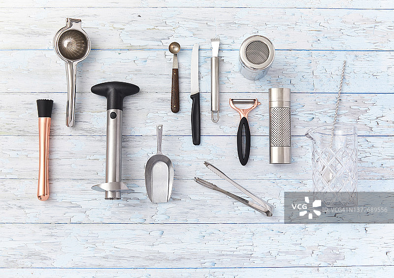 额外的鸡尾酒工具：柠檬榨汁器、菠萝去芯器、瓜子挖球器、掸子、吧台刀、刨丝器、削皮器、磨泥器、夹子、冰勺、调酒杯、吧勺图片素材