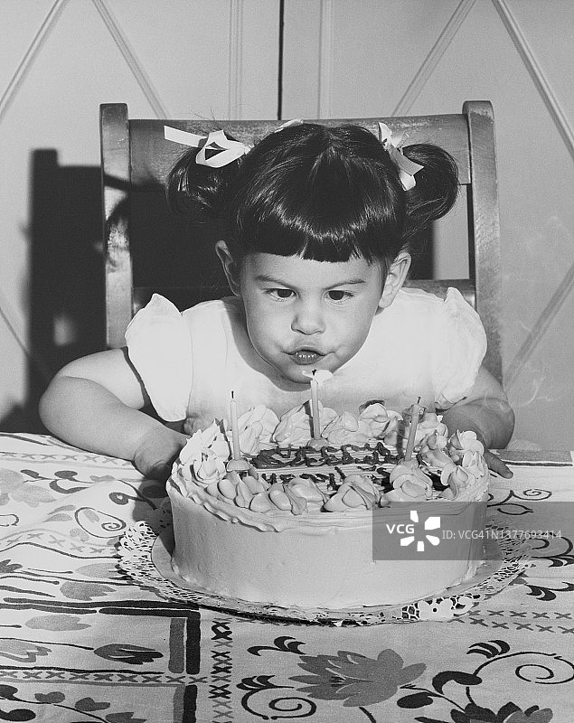 吹生日蛋糕的女孩图片素材