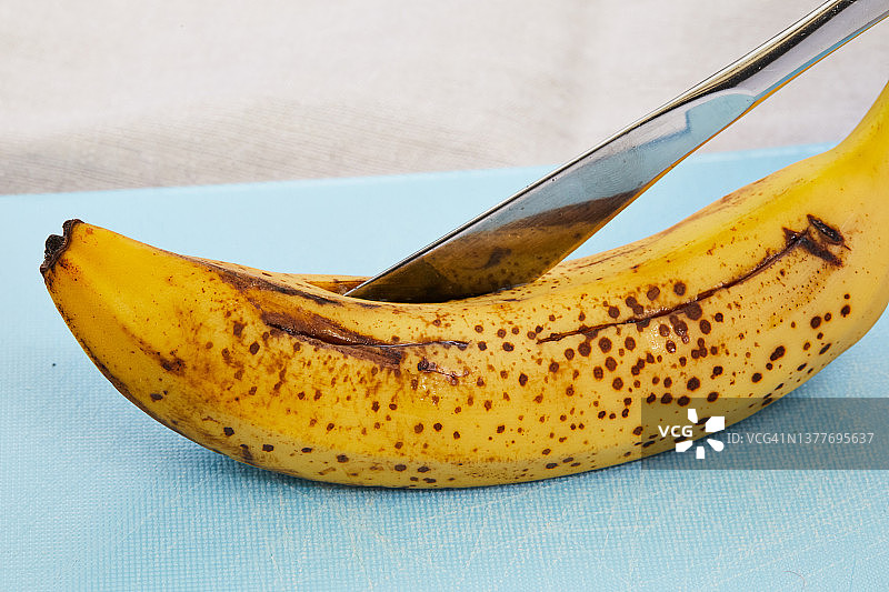 准备制作蝴蝶喂食器材的成熟香蕉图片素材