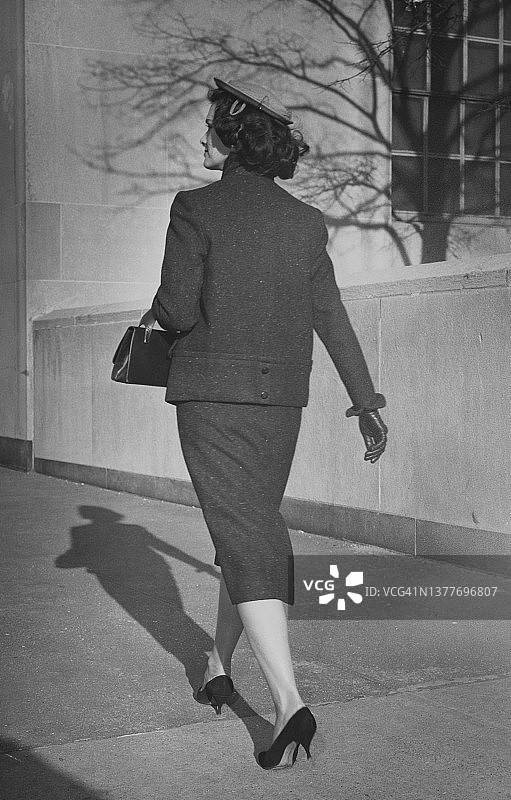 走在街上的商务女人图片素材