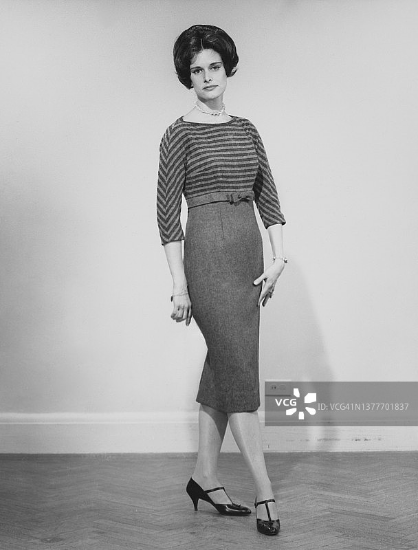 女人在室内穿着条纹连衣裙图片素材