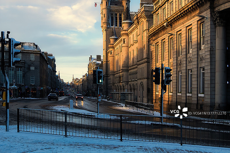 苏格兰阿伯丁冬季的晨光，白雪覆盖道路和房屋图片素材