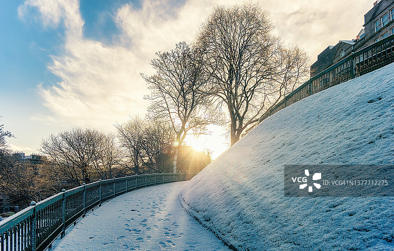 苏格兰阿伯丁冬季的晨光，白雪覆盖道路和房屋图片素材