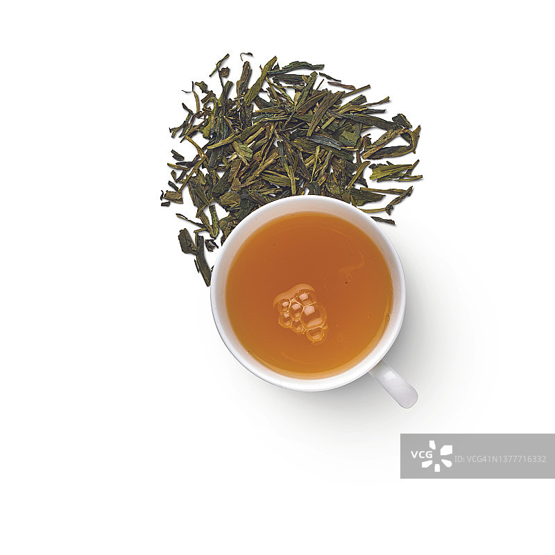 杯中的绿茶与茶叶堆图片素材