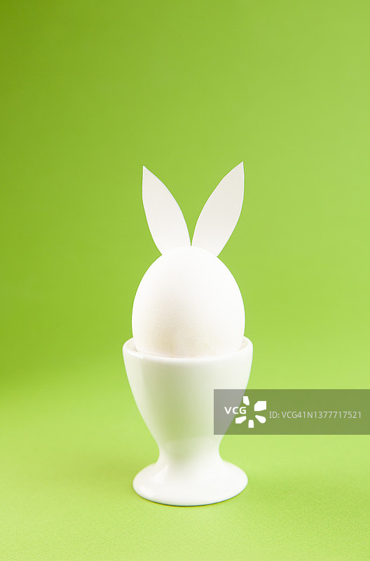 带兔子耳朵的白色鸡蛋图片素材
