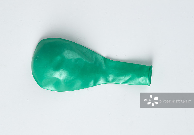 放气的绿色气球图片素材