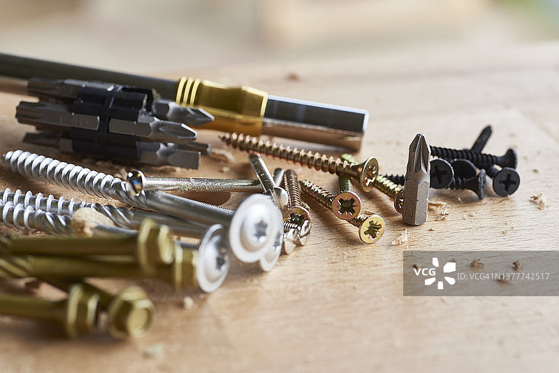 使用螺丝刀——选择钻头图片素材