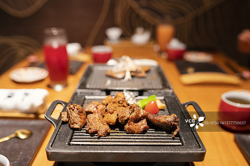 烤架上切好的羊肉块图片素材