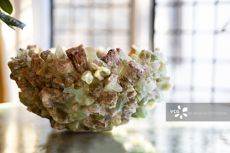 玻璃桌上装饰性玉碗，前方是玻璃窗图片素材