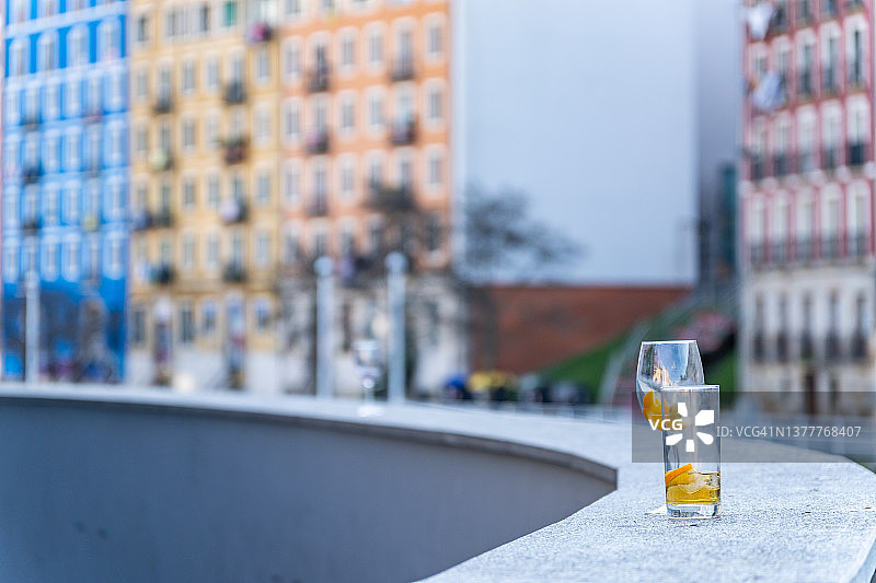 遗弃在街道上的空玻璃杯图片素材