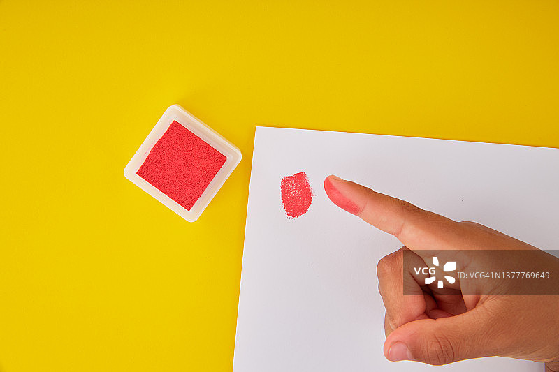 使用印泥捺印指纹图片素材