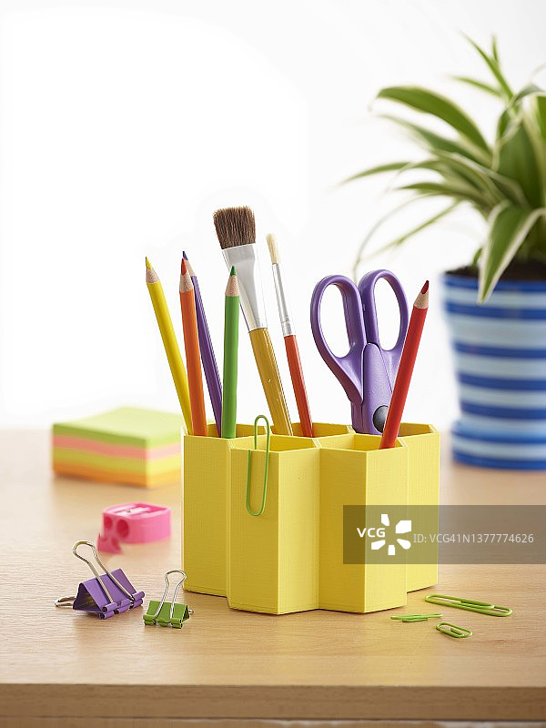 桌子上的3D打印桌面整理器图片素材