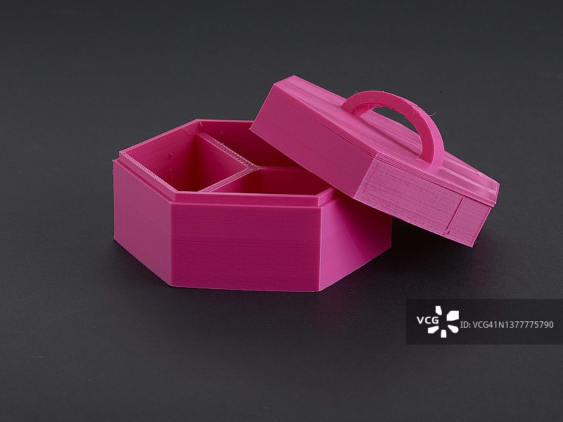 带盖的3D打印宝箱图片素材