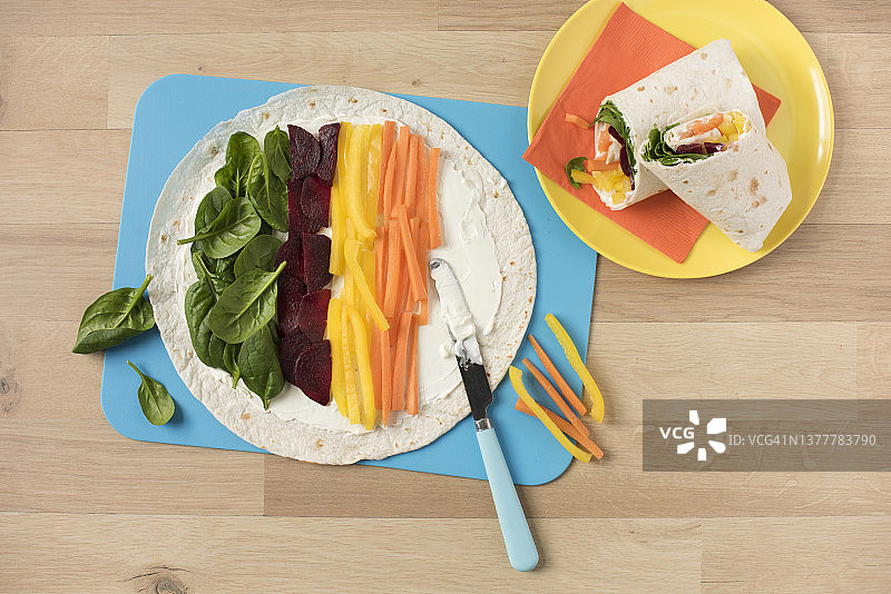 在木制背景上制作卷饼图片素材