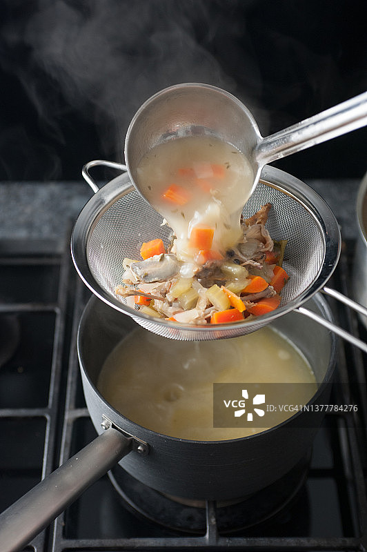 高汤制作步骤3：用筛子过滤高汤图片素材